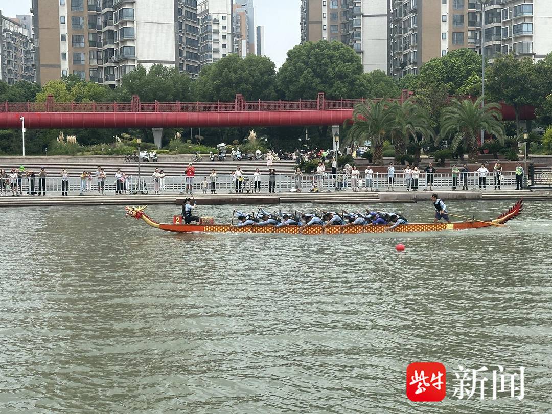 岸边彩旗招 岸边彩旗招